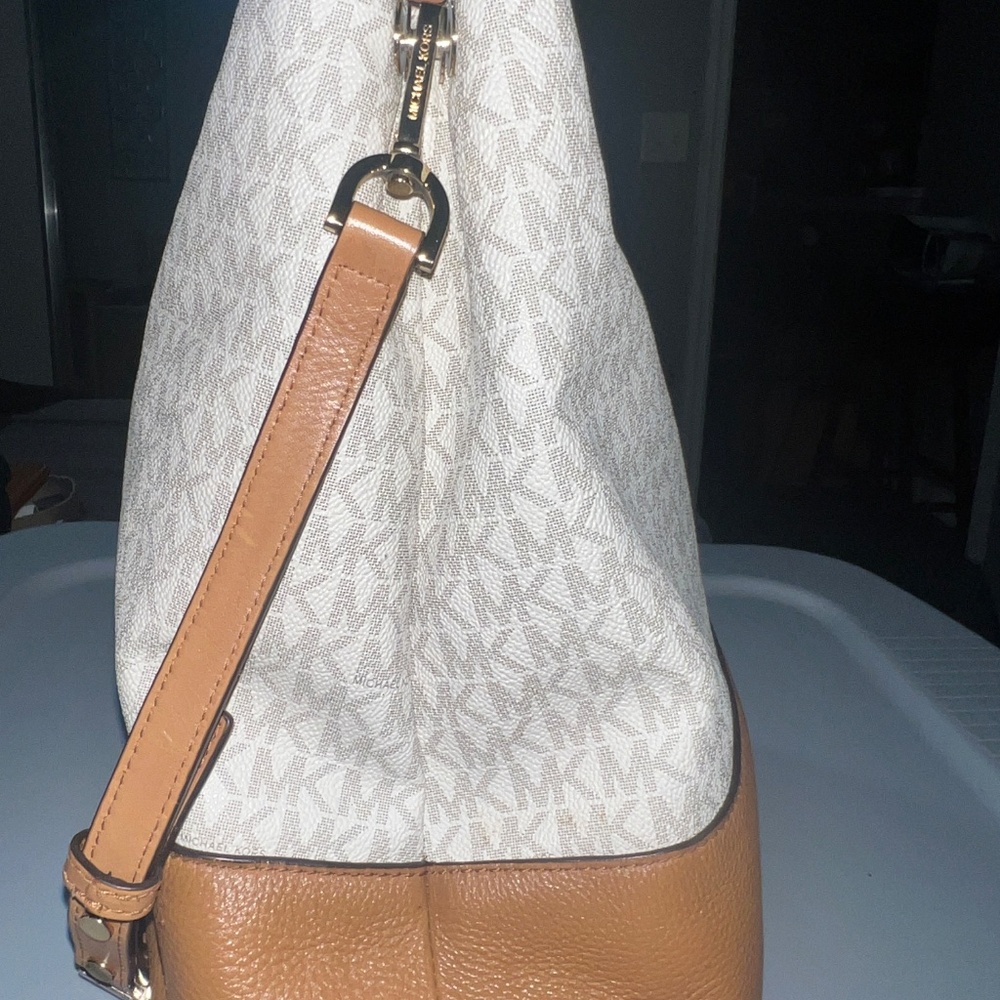 Michael Kors Signature Kip Large Bucket Bag - Picture 4 of 5
